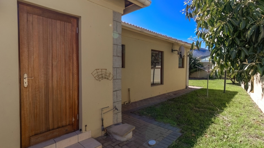 3 Bedroom Property for Sale in Sandbaai Western Cape